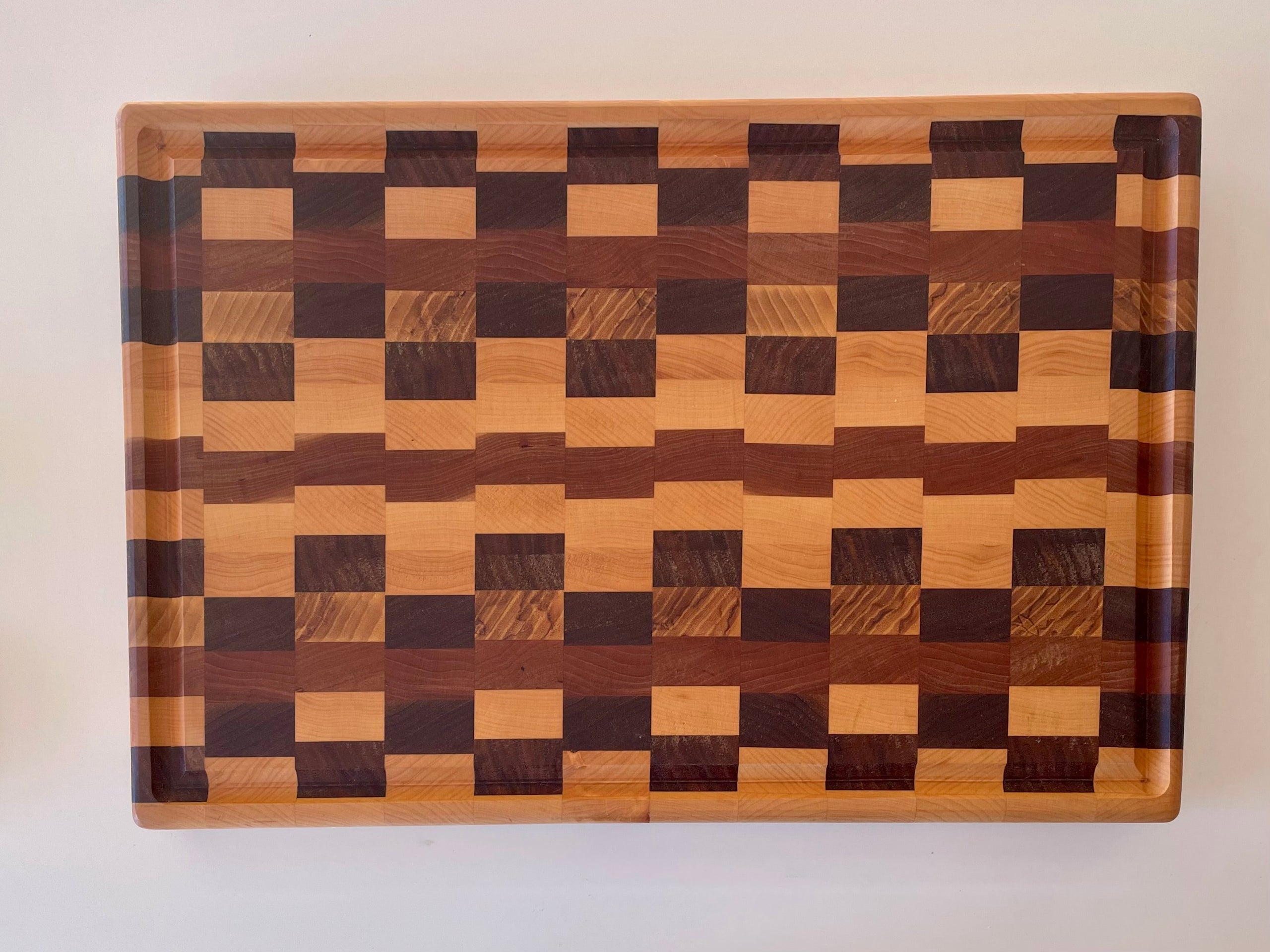 Wooden cutting board with walnut and cherry - checkerboard pattern 